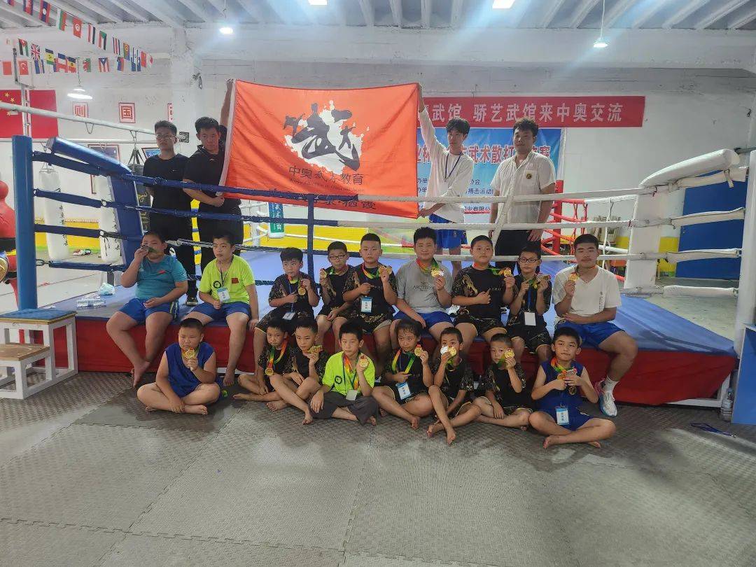 体育场上搏击拼搏:女队队员战无不胜! 体育场上搏击拼搏:女队队员战无不胜!