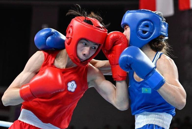 体育场上搏击拼搏:女队队员战无不胜! 体育场上搏击拼搏:女队队员战无不胜!