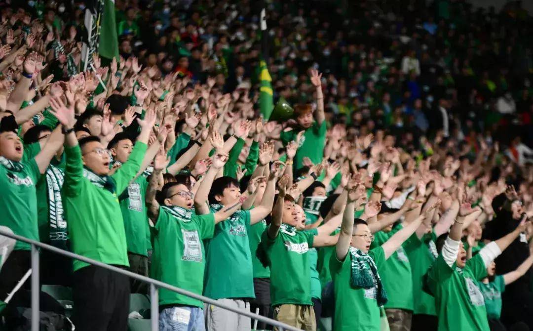 关于足球场上竞技愈加激烈,球迷情绪高涨的信息 关于足球场上竞技愈加激烈,球迷情绪高涨的信息