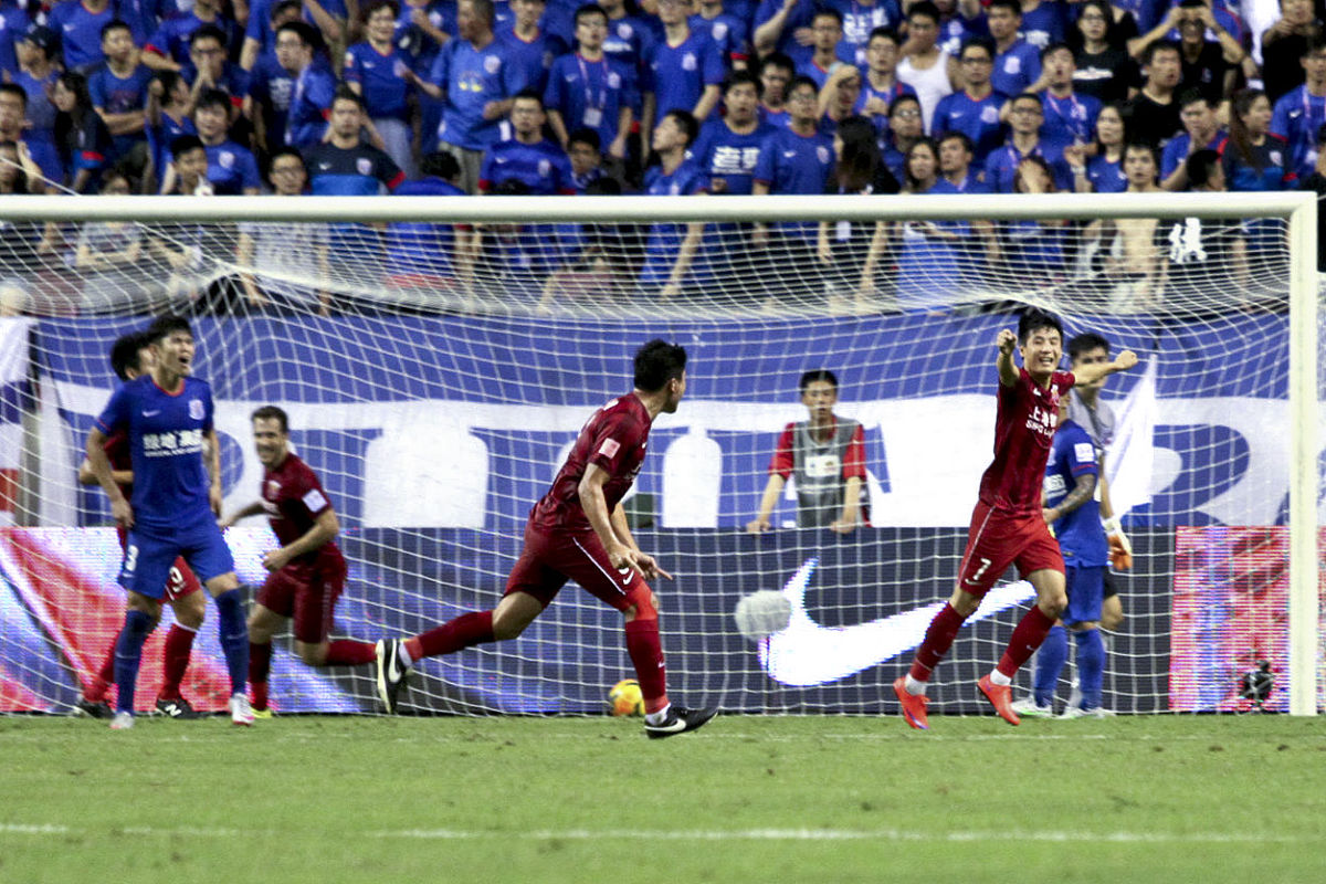 精彩的足球比赛中，球队实力抢眼，引发热议的简单介绍