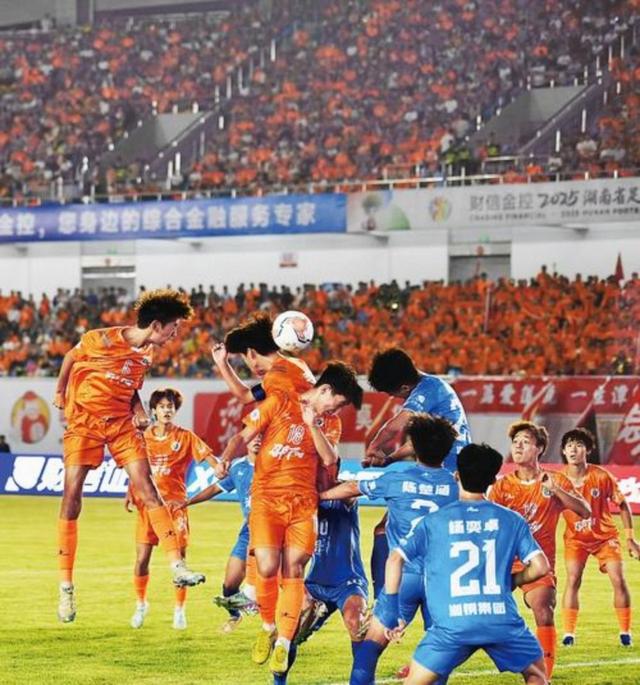 精彩的足球比赛中，球队实力抢眼，引发热议的简单介绍